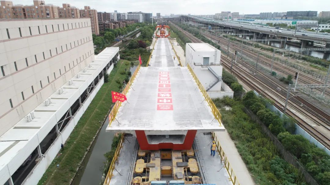 上海首條新建市域鐵路“機場聯(lián)絡(luò)線”1標(biāo)全線架梁完成